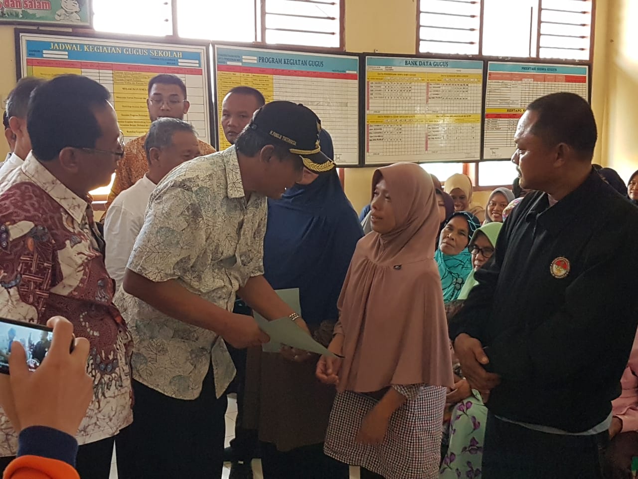 Lebaran, Pemkab Serang Beri Bantuan Modal Pedagang Pantai Anyer-Cinangka