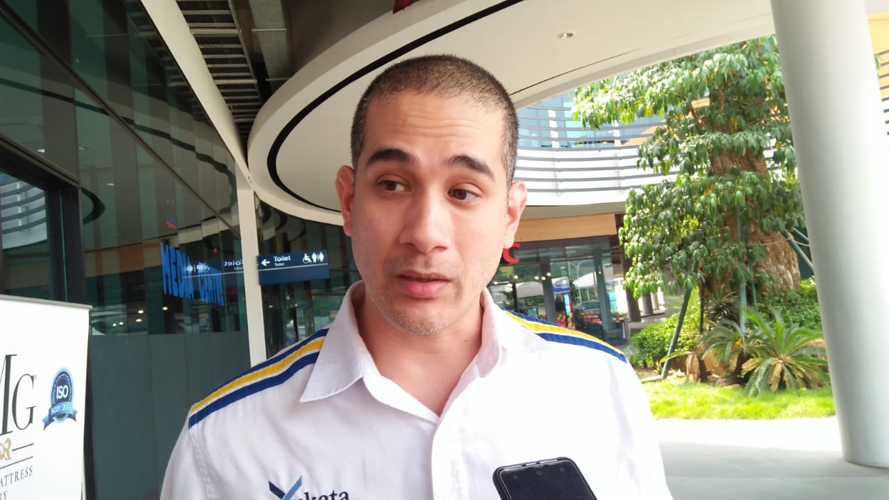 Artis Okan Cornelius Buka Posko Pijet Gratis di Pelabuhan Merak