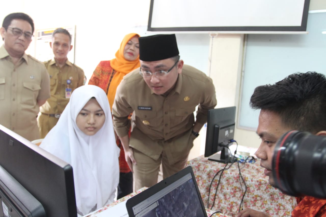 Tinjau PPDB di SMAN 2 Tangsel, Wagub Andika Dikeluhi Soal Zonasi