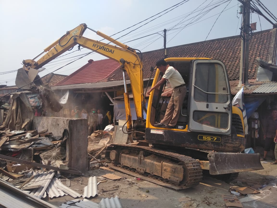 Satpol PP Tertibkan Bangunan Liar di Anyer