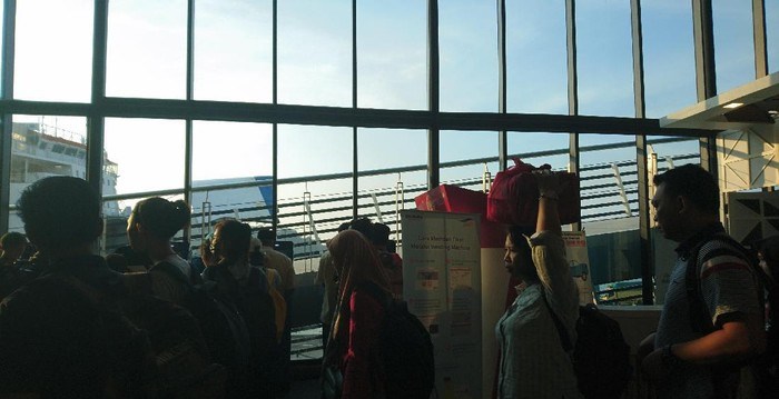 Jelang Libur Natal-Tahun Baru, Pelabuhan Merak Mulai Ramai Penumpang