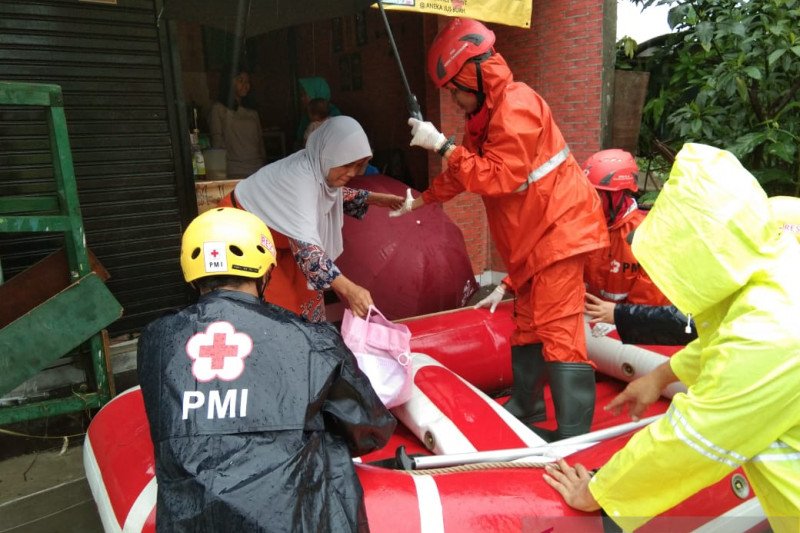 Bantu Penanganan Banjir, PMI Banten Terjunkan  144 Relawan