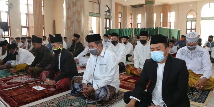 Wali, Wakil Walikota beserta OPD Kota Serang Laksanakan Sholat Idul Adha di Masjid Al-Madani Pemkot Serang
