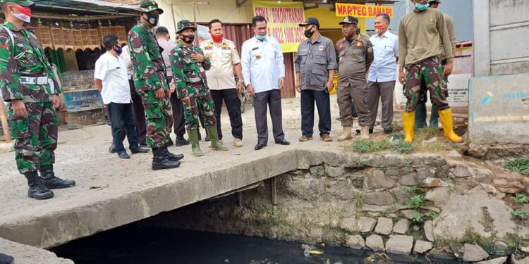 Walikota Serang Bersihkan Gorong-gorong Pasar Induk Rau Yang Dipenuhi Sampah