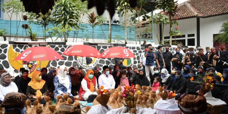 Adde Rosi Dengarkan Curhatan Masyarakat Adat Saat Acara Seren Taun