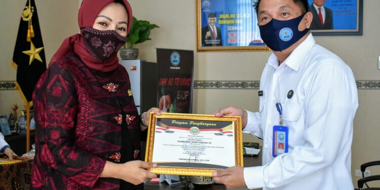Adde Rosi Beri Penghargaan 3 Anggota BNNP Banten