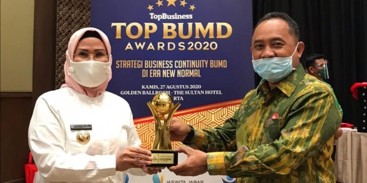 Bupati Serang Kembali Raih Penghargaan Top Pembina BUMD