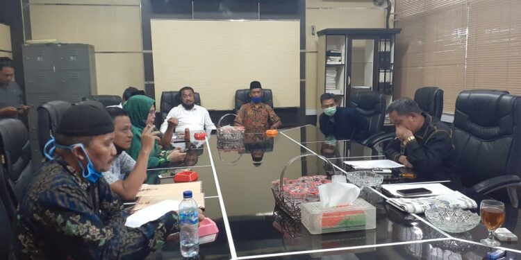 Warga Desa Silebu Curhat Soal Pembangunan Jalan ke Dewan