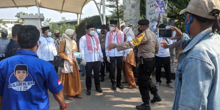 Berkerumun Saat Penetapan Nomor Urut, Pendukung Nasrul-Eki Dibubarkan
