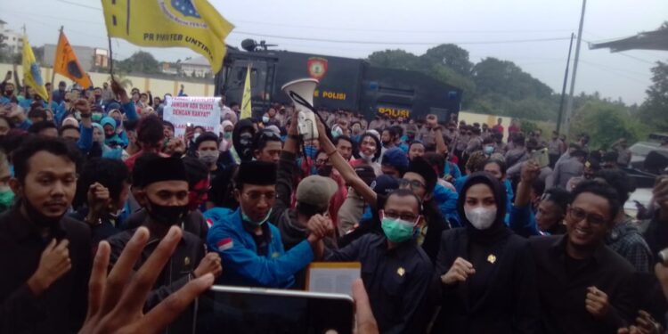 Tolak UU Omnibus Law, PMII Demo di Depan Kantor Dewan Kota Serang