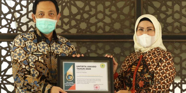 Ratu Tatu Chasanah Raih Untirta Award