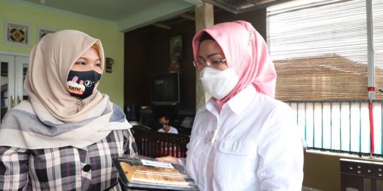 Ratu Tatu Chasanah Diapresiasi Pelaku UMKM dan Dihadiahi Kue Gulacir