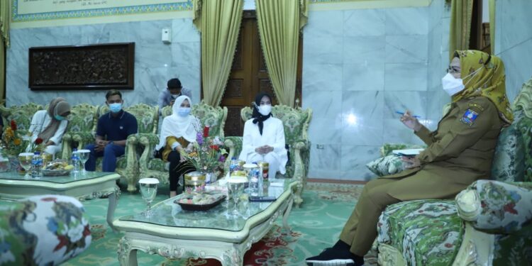 Hari Ibu, Bupati Serang Dapat Apresiasi dari Milenial