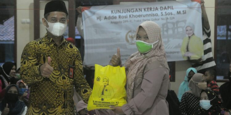 Adde Rosi Kembali Bagikan Ratusan Paket Sembako