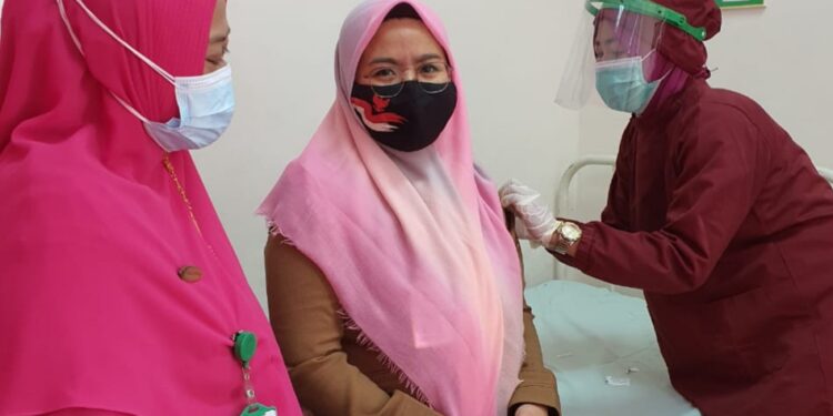 Sebanyak 30 Tenaga Medis Puskesmas Cikande Menerima Vaksin sinovac