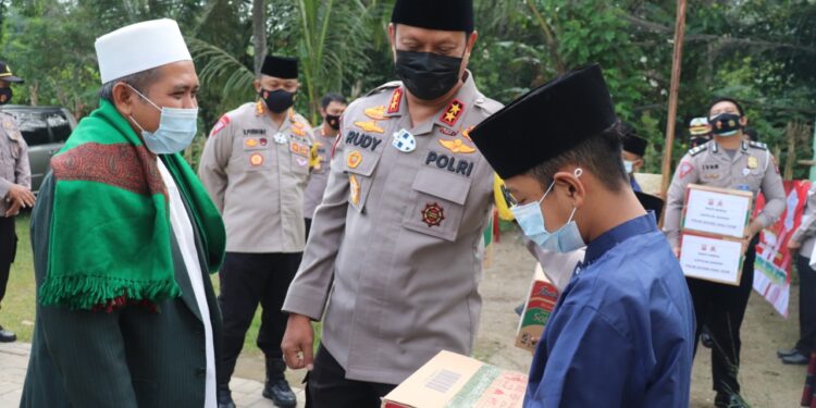 Polisi Sayang Anak Yatim, Kapolda Banten Berikan Santunan ke Ponpes An Nur