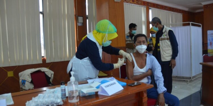 Pemkab Serang Vaksinasi 900 Lansia