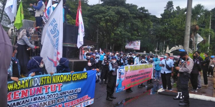 Pemkab Serang Dituntut Buruh Naikkan Upah 10 Persen