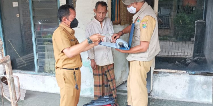 Dinsos Bagikan 50 Tongkat Adaptif kepada Penyandang Tunanetra