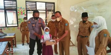 Siswa SDN Ujungtebu 3 Dapat Bantuan Sepatu