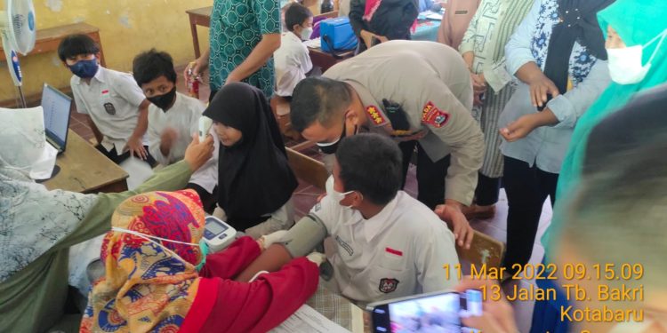 Tinjau Pelaksanaan Vaksinasi Anak, Dirbinmas Polda Banten Berikan Semangat