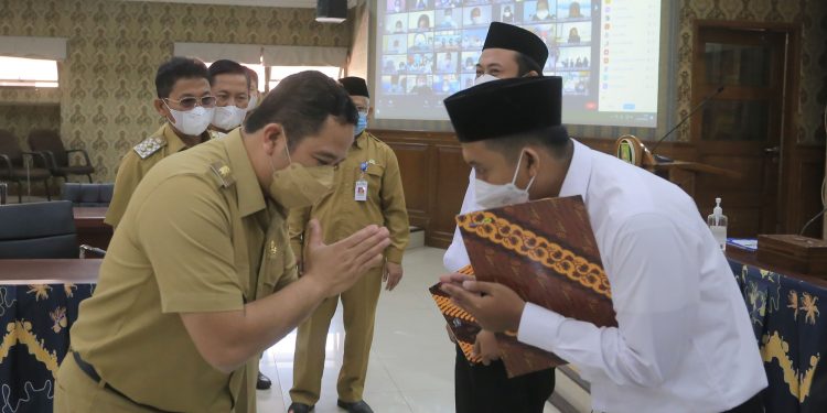 Walikota Tangerang Serahkan 1.200 SK Pengangkatan PPPK Guru