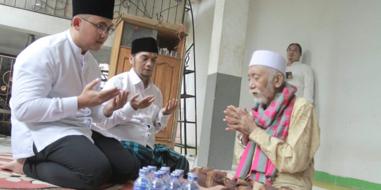 Sowan ke Ponpes Roudhotul Ulum Cidahu, Balon Bupati Serang Andika Hazrumy Didoakan Abuya Muhtadi