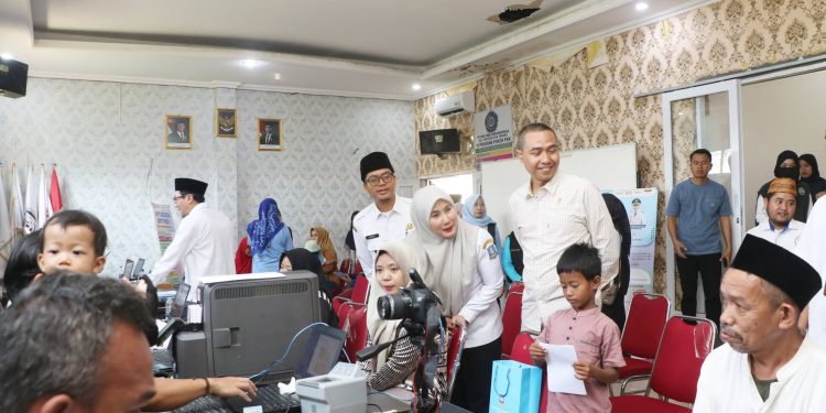 Warga Sindangheula Antusias Manfaatkan Layanan Adminduk Gratis Gebyar Dukcapil