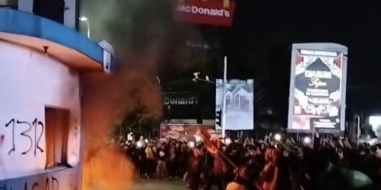 Ribuan Massa Aksi Di Kota Serang Ricuh