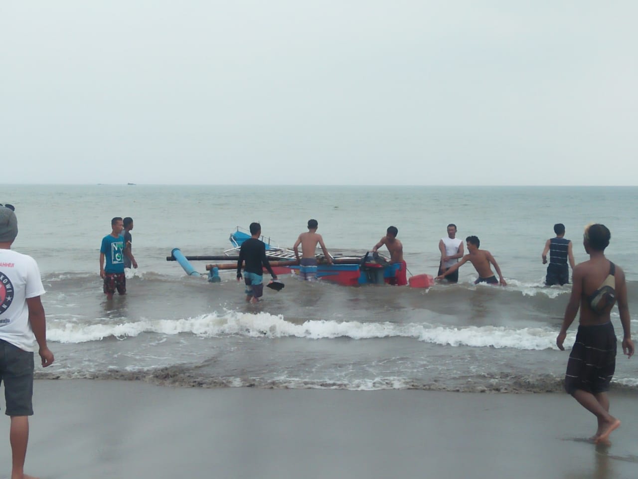 Perahu di Pantai Anyer Terbalik, Satu Orang Tewas