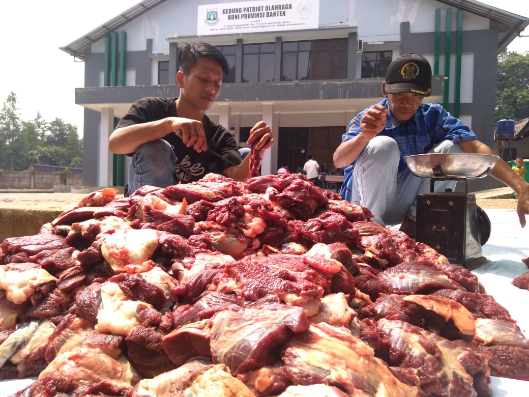 KONI Banten Bagi-bagi Daging Kurban