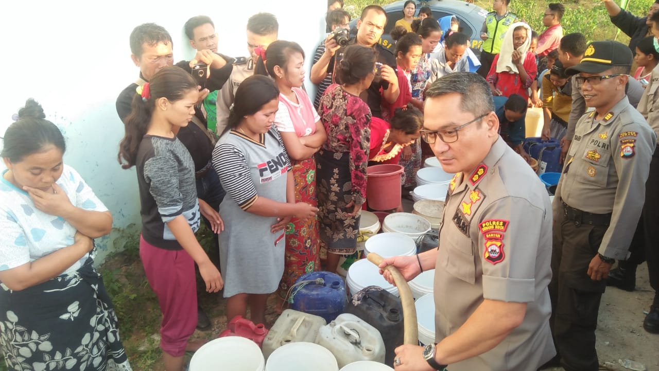 Polres Serang Kota Beri Bantuan Air Bersih Kepada Masyarakat
