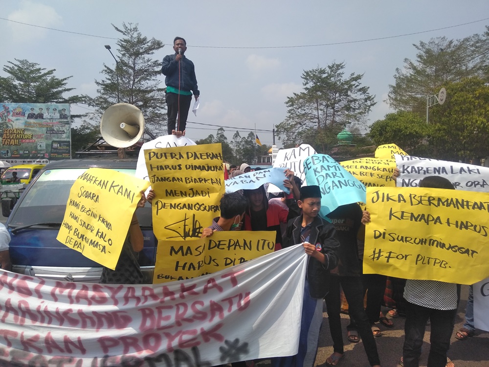 Puluhan Warga Padarincang Datangi Pendopo Bupati, Ini Tujuannya