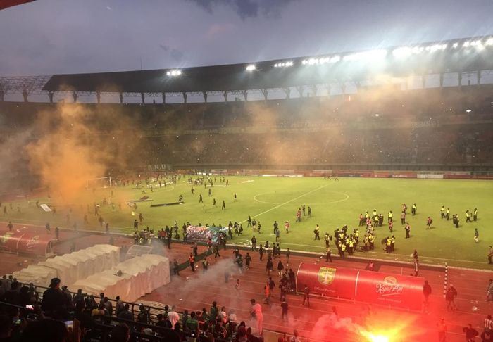 Persebaya Kalah, Suporter Rusuh, Papan Reklame Dibakar