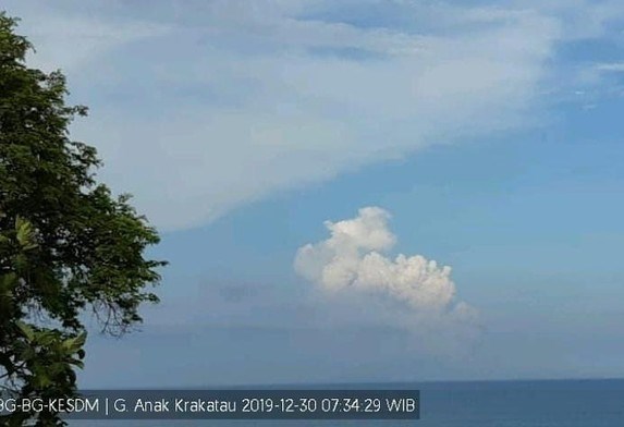 Semburan Abu Gunung Anak Krakatau Kini Capai 2.000 Meter