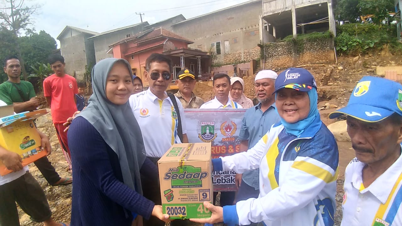 KONI Banten Beri Bantuan Kepada Korban Bencana Banjir Bandang di Lebak