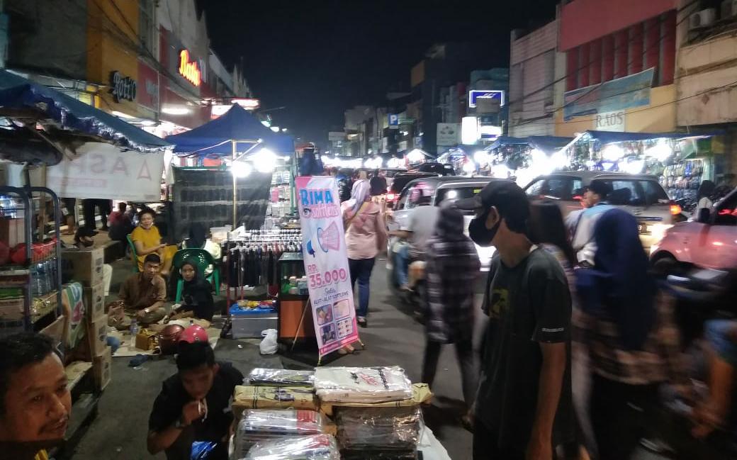 Kawasan Royal Dipadati Pengunjung, Satpol PP Tak Berkutik