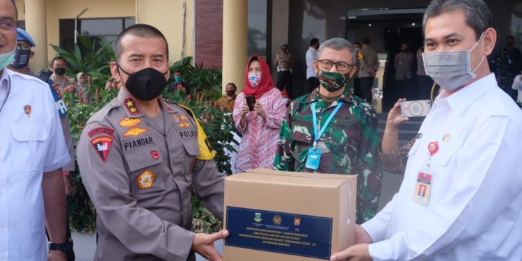 Kemenparekraf Menyerahkan 3.762 Sembako Ke Polda Banten