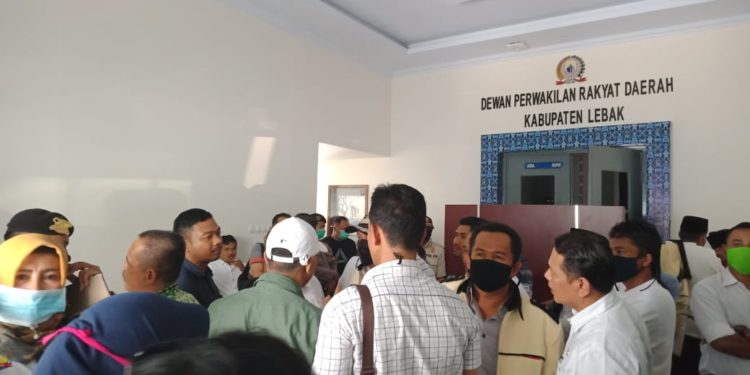 Serbu Kantor Dewan, Ratusan Warga Lebak Persoalkan Postingan Dewan Musa