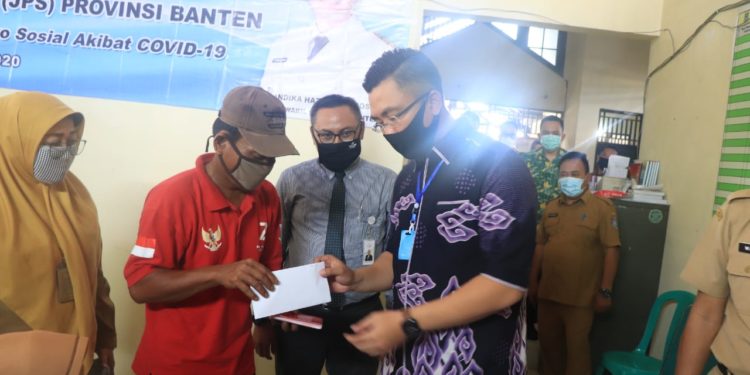 Wagub Banten Salurkan Bantuan JPS Tahap II di Tangsel