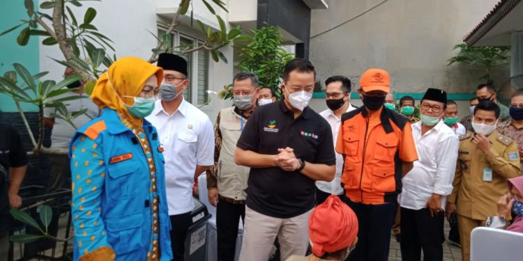 Kemensos Bagikan Bansos di Tangsel, Airin Ucapkan Terima Kasih