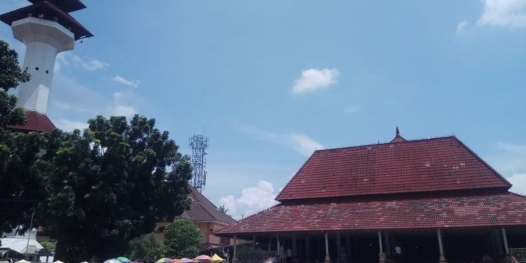 Masjid Agung Ats Tsauroh Kota Serang Kembali Gelar Salat Jumat