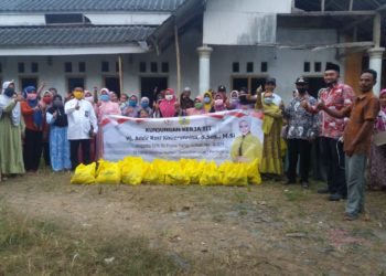 Adde Rosi Bagikan Ratusan Sembako di Pandeglang