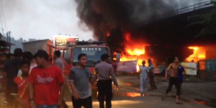 Warga Sekitar Panik Lihat Kios Terbakar, di Bawah Flyover Menuju Merak