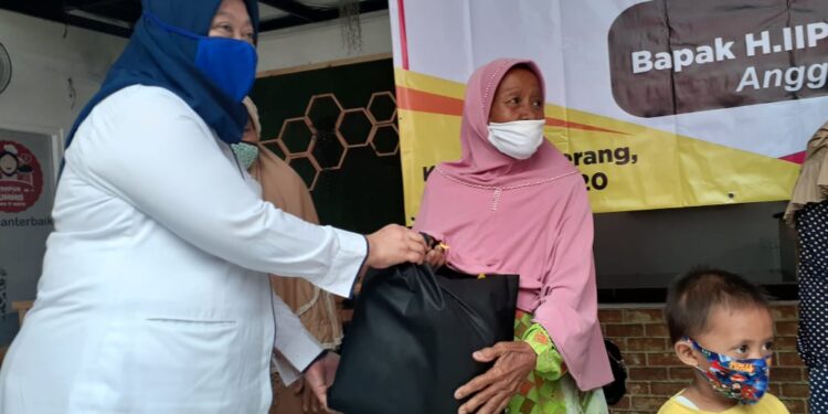 Kemen PPPA RI Bagikan Pembalut dan Popok Bayi di Jawilan