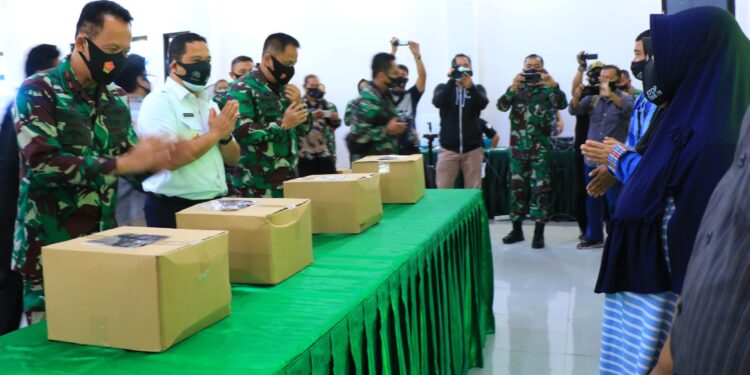 Walikota Tangerang Bersama TNI-Polri Bagikan 1.000 Paket Sembako