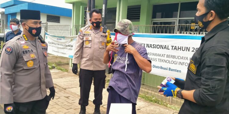 Tim Jumat Barokah Polda Banten Bagikan Ratusan Masker