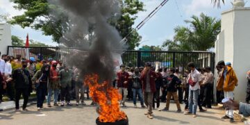 Unjuk Rasa Mahasiswa di HUT Banten Berakhir Ricuh