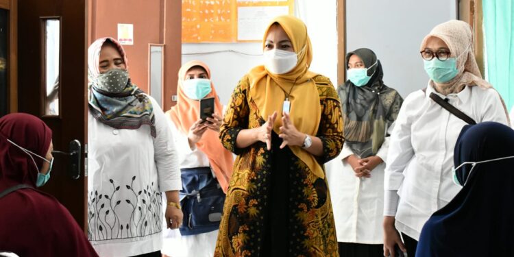 Adde Rosi Akan Dorong Pemkab Lebak Perbaiki Jalan Rusak