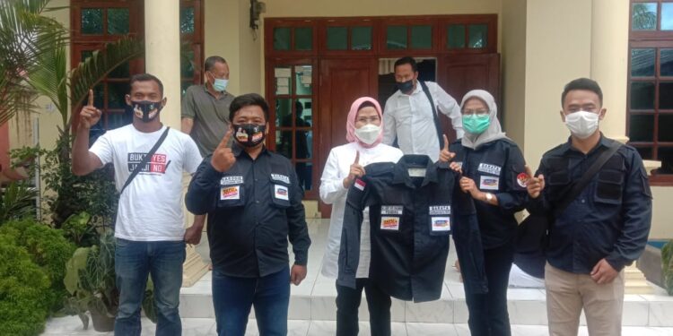 Ketua BARATA Sematkan Baju untuk Tatu